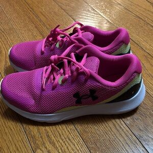 ****NEW ******Girls size 6.5 Pink Athletic Shoes